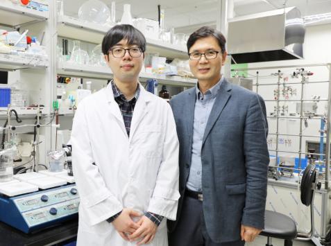 First author of the study and Ph. D. candidate Byong-June Lee next to Prof Jong-Sung Yu  Photo courtesy: DGIST 